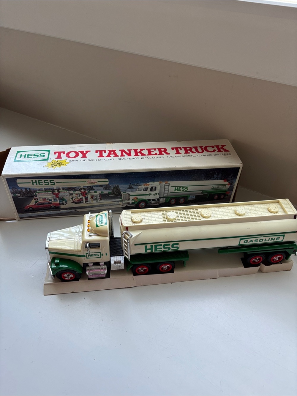 VTG HESS gasoline, tanker truck 1990
 (boxed)